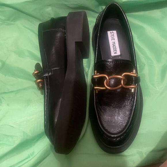 Steve Madden women’s size 6.5 black oxford loafer with gold chain detail EUC - Picture 3 of 6